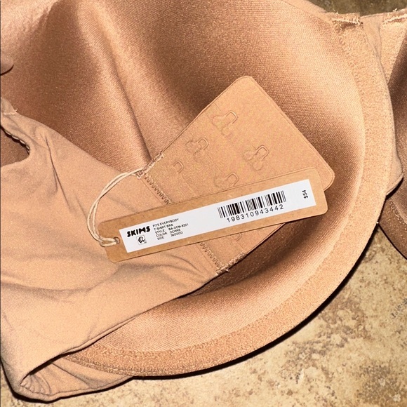 SKIMS FITS EVERYBODY T-SHIRT BRA OCHRE TAN - 36DDDD - Picture 6 of 6